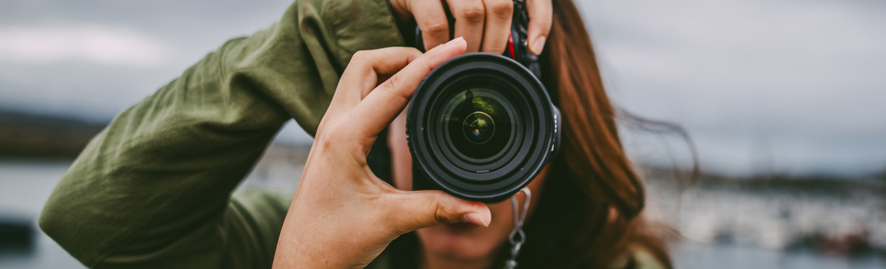 Young-woman-using-DSLR-camera