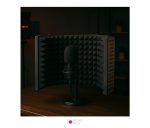 ایزولاتور میکروفون در فضای استودیو خانگی با نورپردازی ملایم