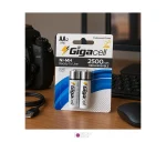 بسته باتری شارژی Gigacell AA 2500mAh در کنار دوربین DSLR روی میز
