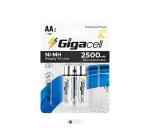 نمای نزدیک بسته‌بندی باتری قابل شارژ Gigacell AA در نور محیطی