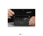 نمای دست کاربر در حال استفاده از کیس شارژ میکروفون BOYA BY-V4U