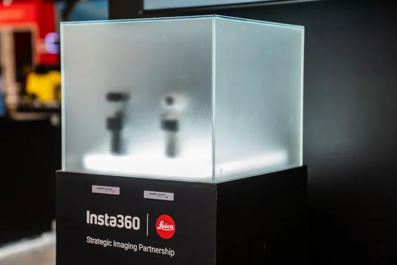 نمایش دوربین‌های Insta360 Luna Pro و Ultra در محفظه شیشه‌ای در غرفه رسمی نمایشگاه NAB 2026 همراه با لوگوی لایکا