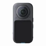 دوربین ۳۶۰ درجه Insta360 X6 مشکی نمای جلو با نمایشگر OLED