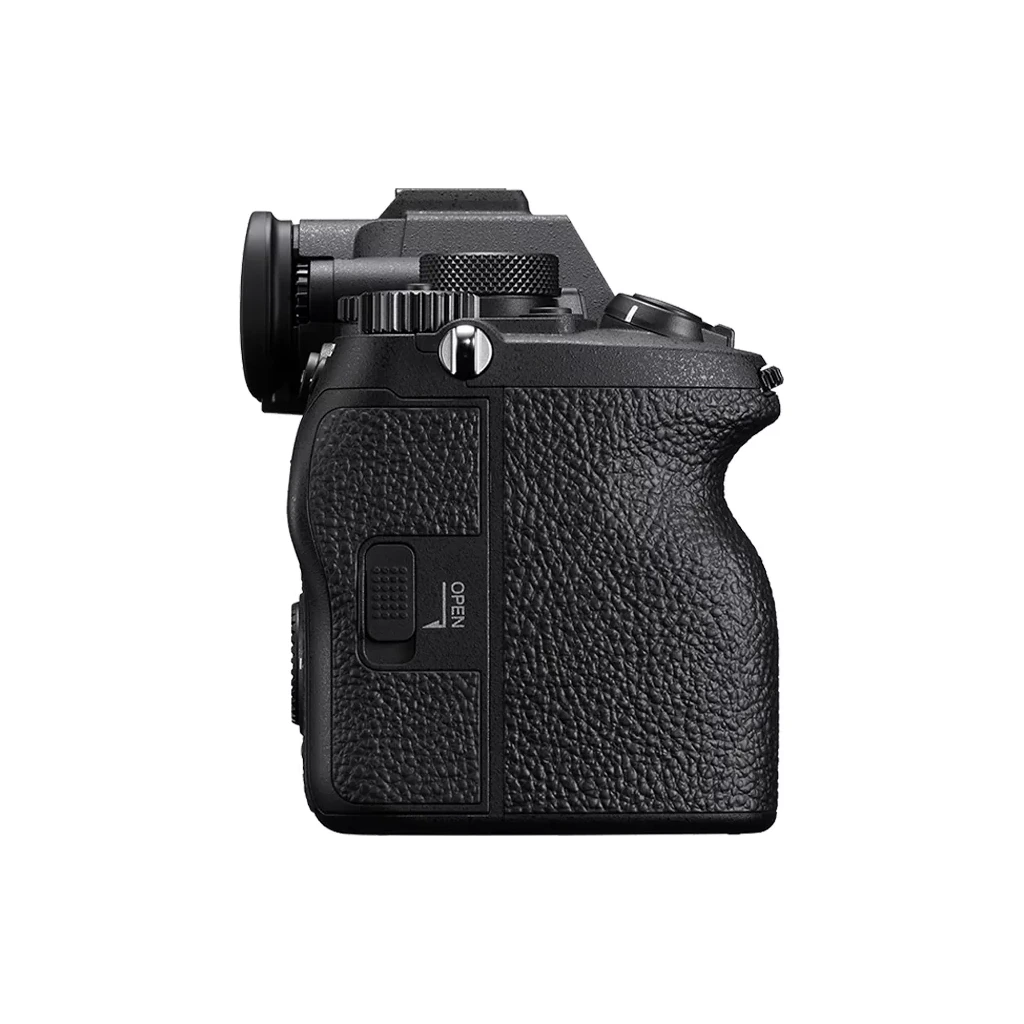 دوربین سونی Sony A7 IV Body (بدنه) 2 نمای جانبی دوربین سونی A7 IV از سمت دستگیره و درپوش کارت حافظه