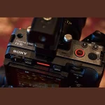 بالای بدنه سونی FX30 با نام Cinema Line، دکمه REC قرمز و چراغ ضبط روشن