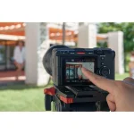 نمایشگر لمسی چرخشی سونی FX30 هنگام فوکوس لمسی روی سوژه در فیلم‌برداری بیرون