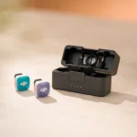 کیس شارژ باز میکروفون DJI Mic Mini 2S با دو فرستنده رنگی در کنار آن