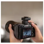گیرنده میکروفون DJI Mic Mini 2S نصب شده روی هات شو دوربین بدون آینه