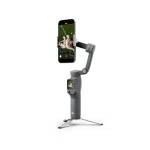 گیمبال موبایل DJI Osmo Mobile 8P نسخه استاندارد با ریموت لمسی FrameTap روی دسته و گوشی در حال فیلم‌برداری