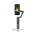 نمای جلوی گیمبال موبایل DJI Osmo Mobile 8P نسخه استاندارد با گوشی افقی و سه‌پایه باز