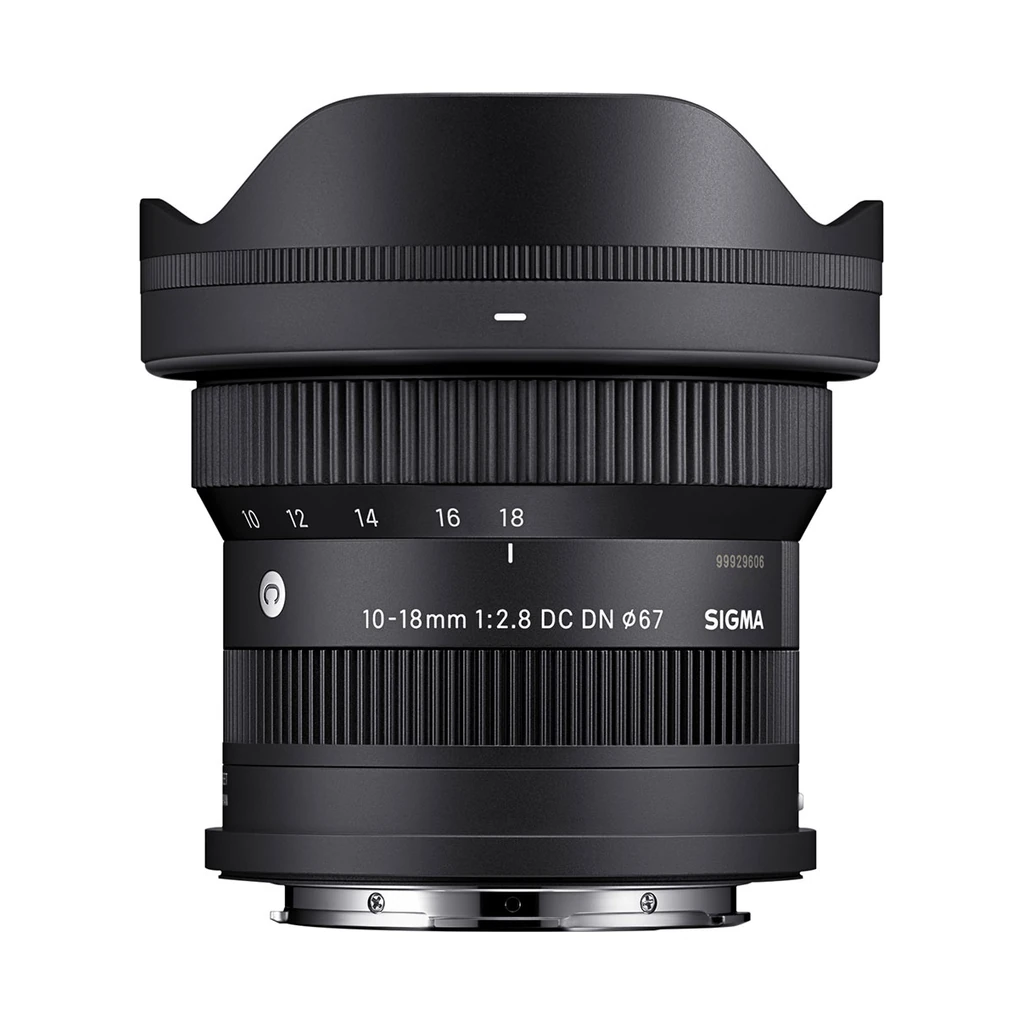 لنز سیگما Sigma 10-18mm F2.8 DC DN مانت Sony E 1 لنز واید سیگما 10-18mm F2.8 DC DN با هود فشاری نصبشده