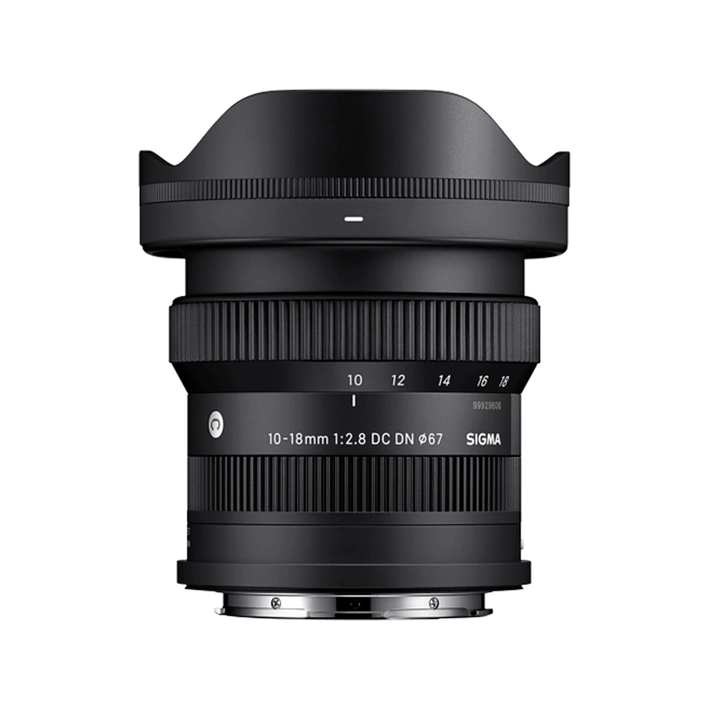 لنز سیگما Sigma 10-18mm F2.8 DC DN مانت Sony E 2 نمای سهرخ لنز واید سیگما 10-18mm F2.8 DC DN با هود و حلقه زوم مدرج