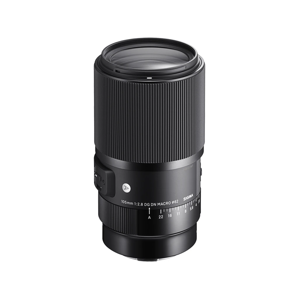 لنز سیگما Sigma 105mm F2.8 DG DN MACRO مانت Sony E 2 نمای سهرخ لنز ماکرو سیگما 105mm F2.8 DG DN Art با عدسی جلویی و دهانه ۶۲ میلیمتری