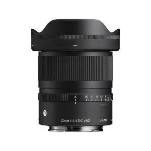 لنز پرایم واید سیگما 12mm F1.4 DC با هود نصب‌شده