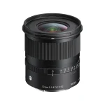 نمای سهرخ لنز سیگما 12mm F1.4 DC با عدسی جلویی و دهانه ۶۲ میلیمتری