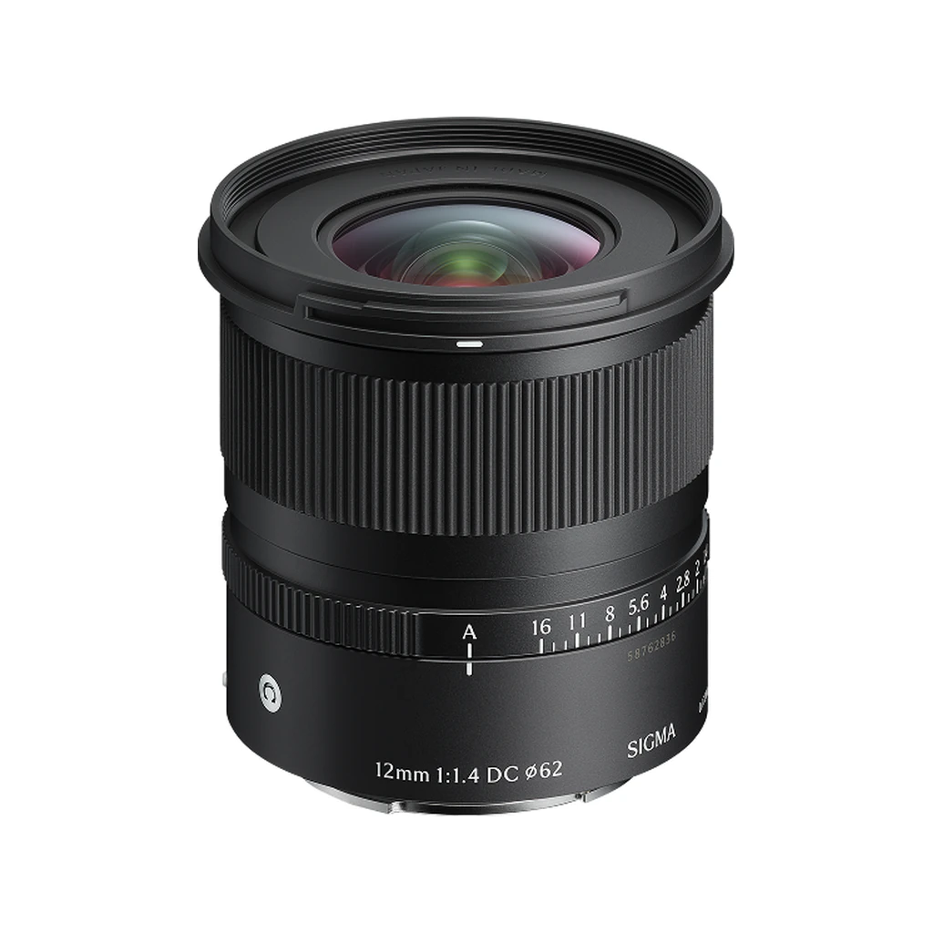لنز سیگما Sigma 12mm F1.4 DC مانت Sony E 1 نمای سهرخ لنز سیگما 12mm F1.4 DC با عدسی جلویی و دهانه ۶۲ میلیمتری