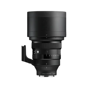 لنز پرتره سیگما 135mm F1.4 DG Art با هود و پایه سه‌پایه نصب‌شده