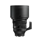 نمای جانبی لنز سیگما 135mm F1.4 DG Art با هود نصبشده