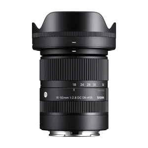 لنز سیگما 18-50mm f/2.8 DC DN Contemporary مانت سونی E با هود گلبرگی نصب‌شده