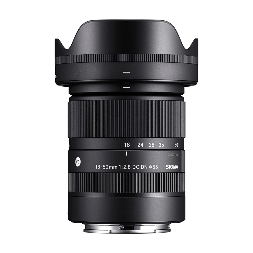 sigma-18-50mm-f2-8-dc-dn-sony-01-hero لنز سیگما 18-50mm f/2.8 DC DN Contemporary مانت سونی E با هود گلبرگی نصبشده