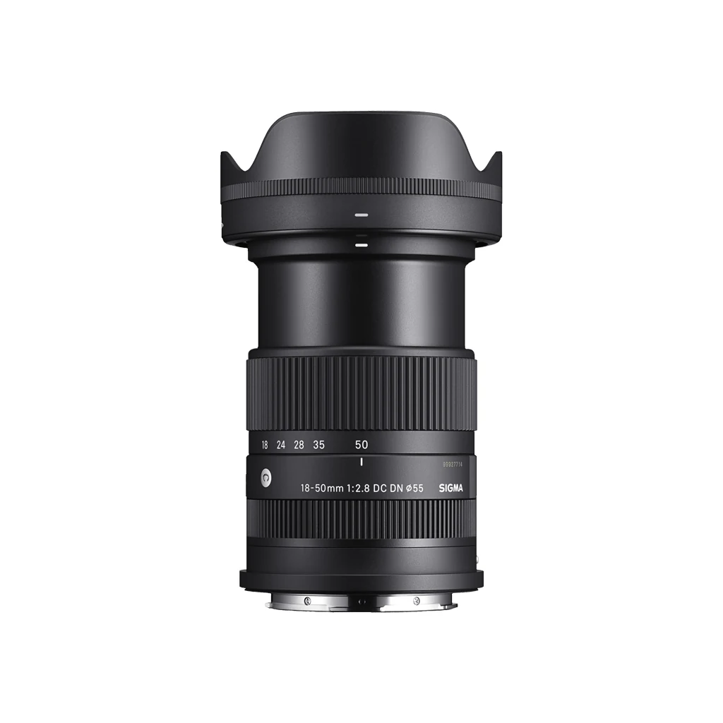 لنز سیگما Sigma 18-50mm F2.8 DC DN Contemporary مانت Sony E 1 لنز سیگما 18-50mm f/2.8 در حالت زوم ۵۰ میلیمتری با بدنه بازشده