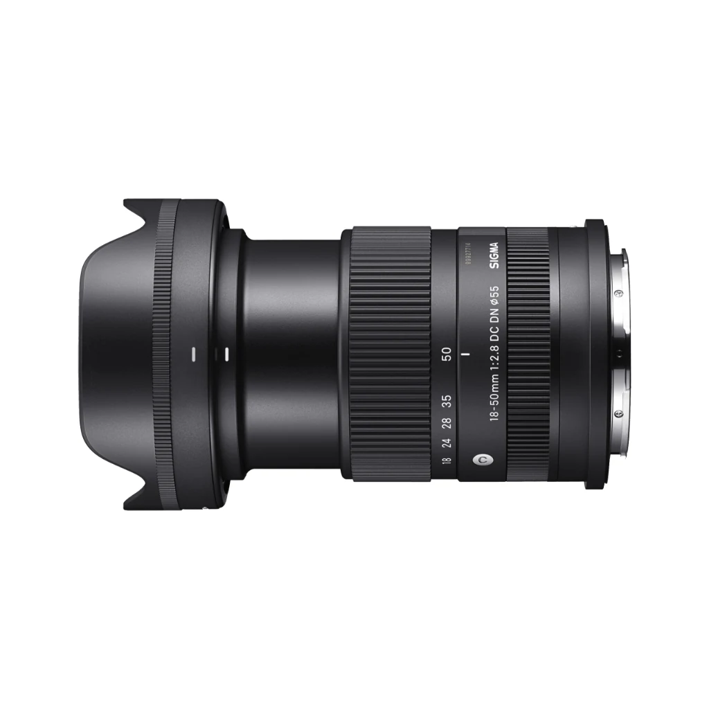 لنز سیگما Sigma 18-50mm F2.8 DC DN Contemporary مانت Sony E 2 نمای جانبی لنز سیگما 18-50mm f/2.8 با حلقه زوم و مانت برنجی سونی E