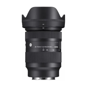 لنز سیگما 28-70mm F2.8 DG DN مانت سونی E با هود گلبرگی نصب‌شده