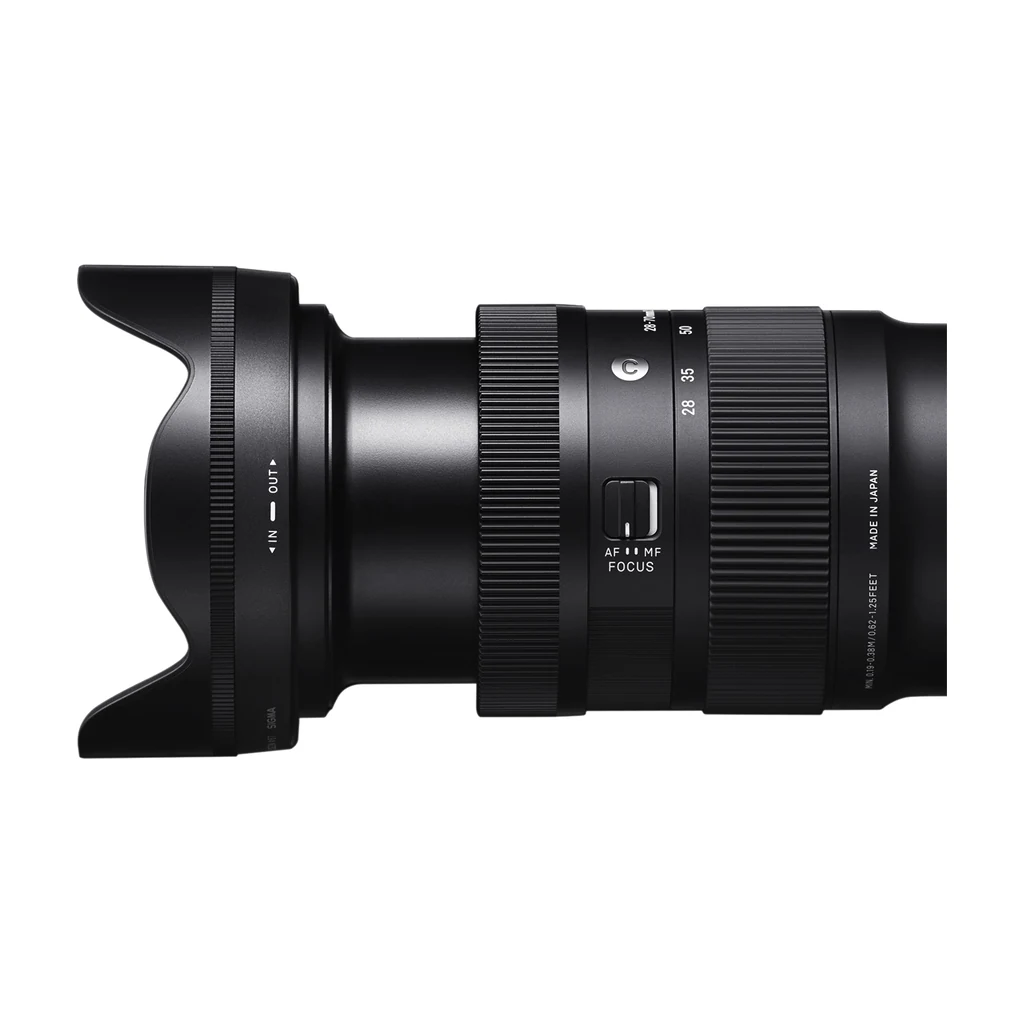 لنز سیگما Sigma 28-70mm F2.8 DG DN Contemporary مانت Sony E 1 نمای جانبی لنز سیگما 28-70mm F2.8 DG DN با حلقه زوم و کلید حالت فوکوس