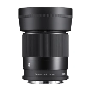 لنز سیگما 30mm F1.4 DC DN Contemporary مانت سونی E با هود نصب‌شده