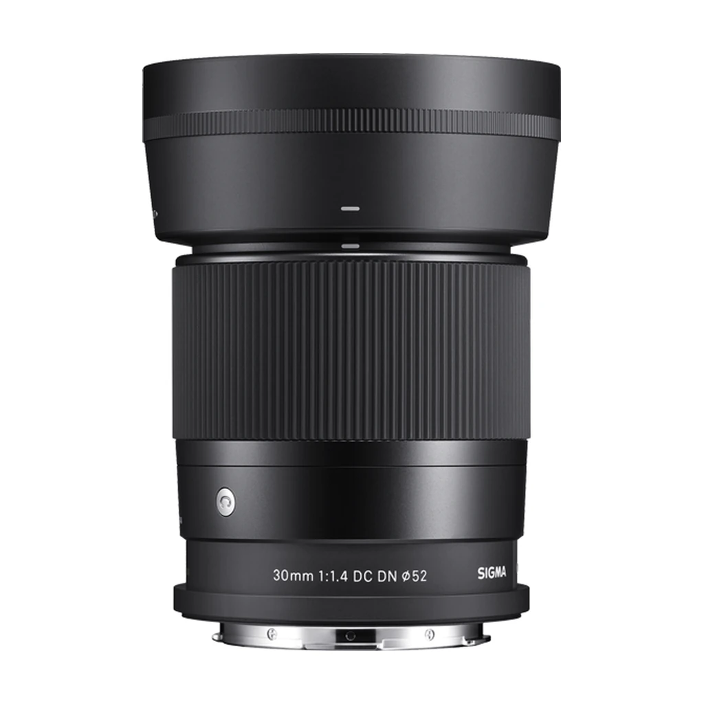 sigma-30mm-f1-4-dc-dn-canon-rf-lens لنز سیگما 30mm F1.4 DC DN Contemporary مانت کانن RF با هود نصبشده