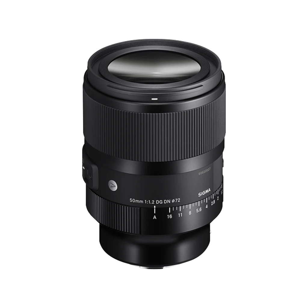 لنز سیگما Sigma 50mm F1.2 DG DN مانت Sony E 2 نمای سهرخ لنز سیگما 50mm F1.2 DG DN Art با عدسی جلویی و دهانه ۷۲ میلیمتری