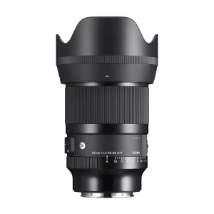 لنز سیگما 50mm F1.4 DG DN Art مانت سونی E با هود گلبرگی نصب‌شده