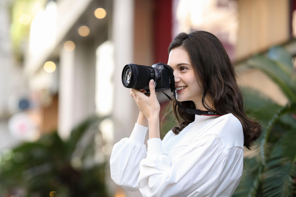 لنز کانن Canon RF 24-105mm F4-7.1 IS STM مانت Canon RF 1 عکاسی در خیابان با دوربین کانن سری R و لنز کانن Canon RF 24-105mm F4-7.1 IS STM