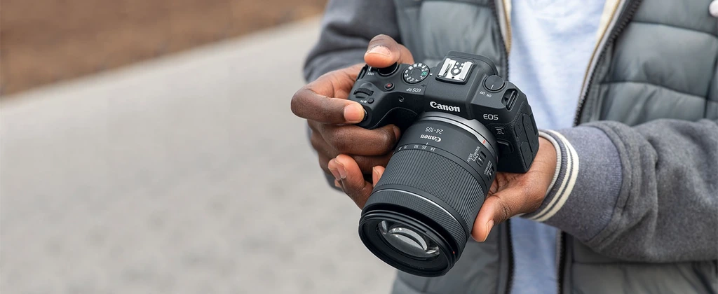 لنز کانن Canon RF 24-105mm F4-7.1 IS STM مانت Canon RF 3 لنز کانن Canon RF 24-105mm F4-7.1 IS STM روی دوربین کانن سری R در دست عکاس