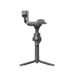 نمای کامل گیمبال DJI RS 4 با سه‌پایه روی زمینه سفید