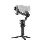 گیمبال DJI RS 4 همراه دوربین نمونه از زاویه روبه‌رو
