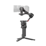 نمای جانبی گیمبال DJI RS 4 همراه دوربین نمونه
