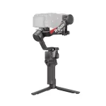 نمای نزدیک بازوی گیمبال DJI RS 4 همراه دوربین نمونه
