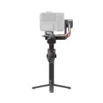 نمایشگر لمسی و کنترلهای روی گریپ گیمبال DJI RS 4 Pro
