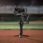 گیمبال DJI RS 5 Combo با دوربین نمونه در محیط فیلم‌برداری