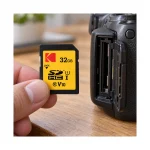 کارت حافظه SD کداک Kodak Premium Performance ظرفیت 32 گیگابایت کنار شیار کارت SD دوربین