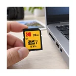 کارت حافظه SD کداک Kodak Premium Performance ظرفیت 32 گیگابایت کنار شیار SD لپ‌تاپ برای انتقال عکس
