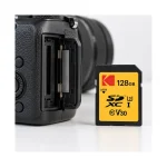 کارت حافظه کداک Ultra Performance 128 گیگابایت کنار دوربین بدون آینه