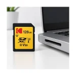 کارت حافظه کداک Ultra Performance 128 گیگابایت کنار درگاه SD لپ‌تاپ