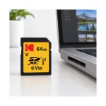 کارت حافظه کداک Ultra Performance 64 گیگابایت کنار درگاه SD لپ‌تاپ