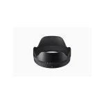 هود همراه لنز سیگما 16mm F1.4 DC DN که داخل جعبه است