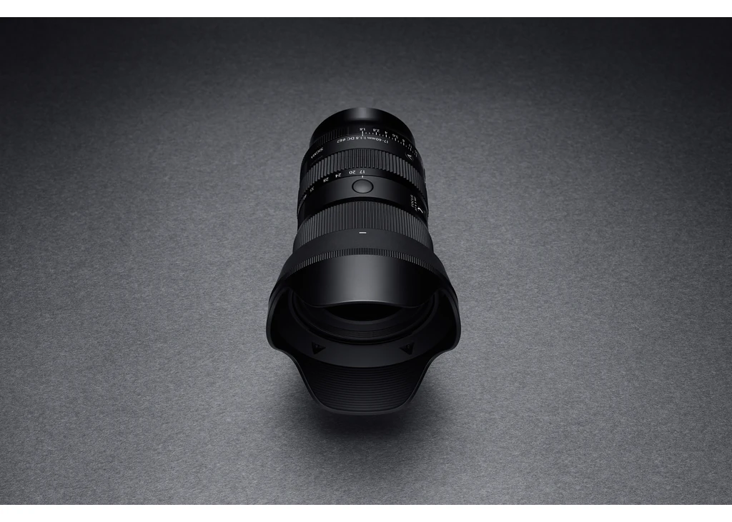 لنز سیگما Sigma 17-40mm F1.8 DC مانت Sony E 1 لنز سیگما 17-40mm F1.8 DC Art با هود روی سطح تیره