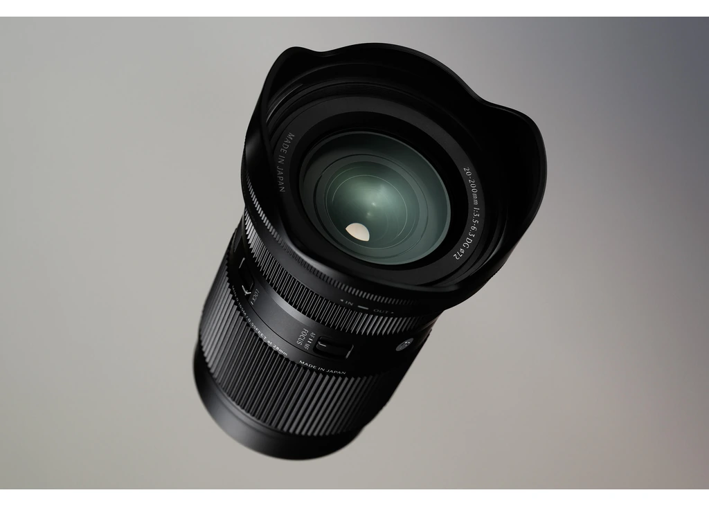 لنز سیگما Sigma 20-200mm F3.5-6.3 DG مانت Sony E 2 نمای نزدیک کلید حالت فوکوس و کلید قفل زوم روی بدنه لنز سیگما 20-200mm