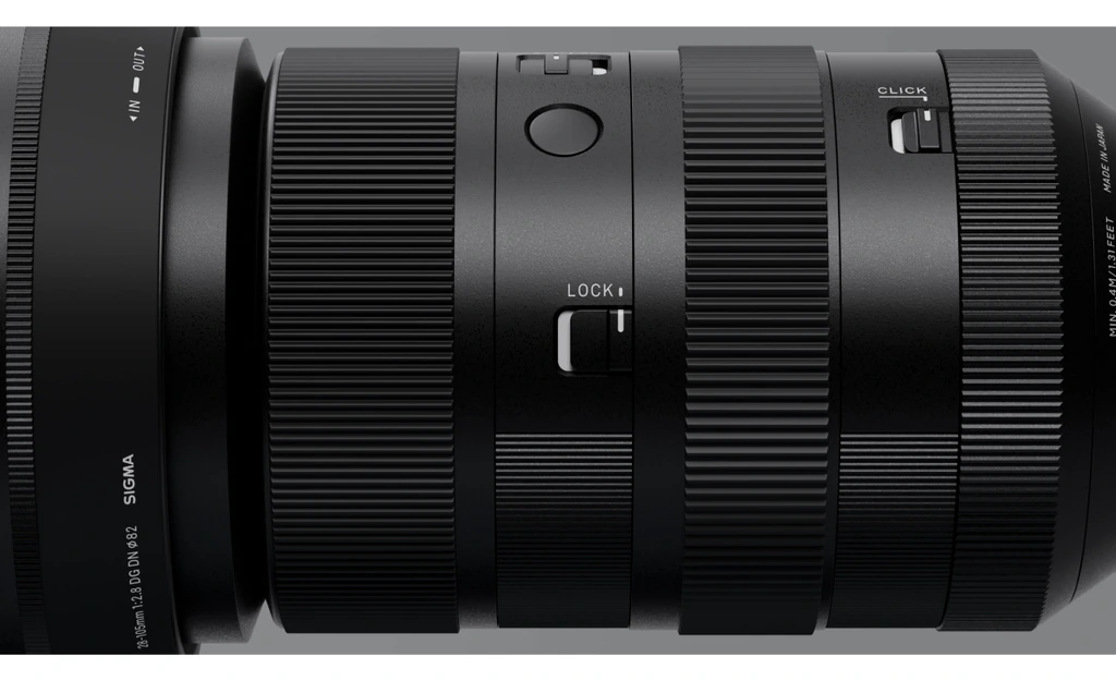 لنز سیگما Sigma 28-105mm F2.8 DG DN مانت Sony E 2 نمای نزدیک کلید قفل زوم و کلید قطع تیکتیک حلقه دیافراگم روی بدنه لنز سیگما 28-105mm