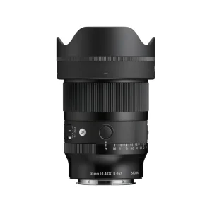لنز سیگما 35mm F1.4 DG II Art مانت Sony E با هود پاپتی نصب‌شده